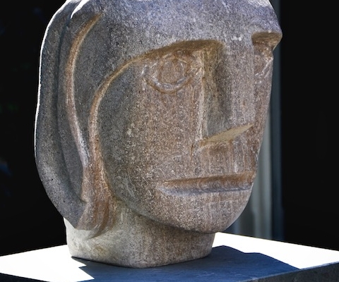 stenen beeld portret van man bij een verhaal over dat het leven is magisch