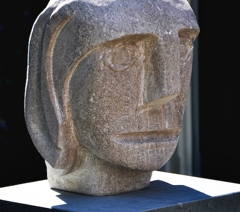 stenen beeld portret van man bij een verhaal over dat het leven is magisch